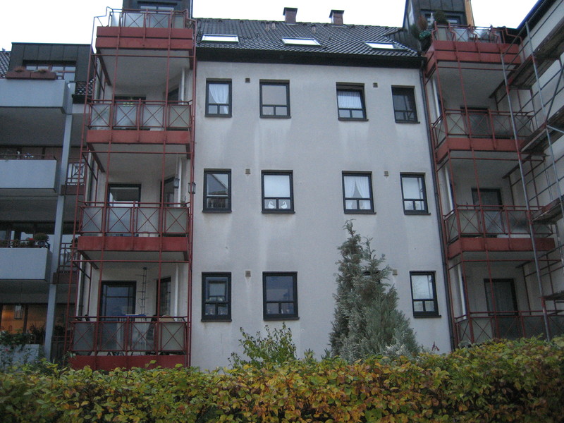 Alte, verdreckte Hausfassade